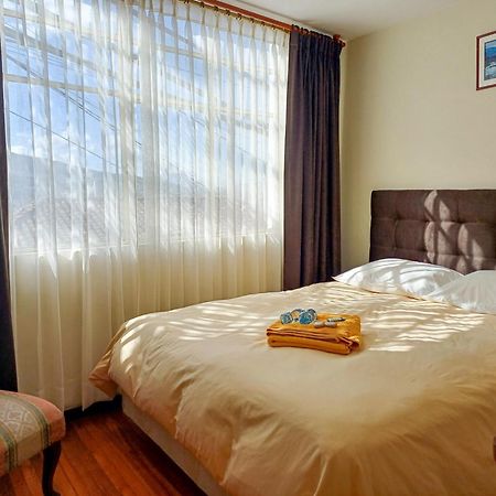 The Quito Guest House With Yellow Balconies For Travellers Esterno foto