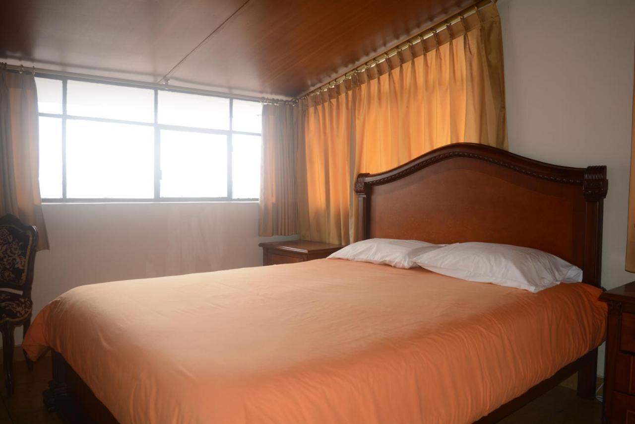 The Quito Guest House With Yellow Balconies For Travellers Esterno foto