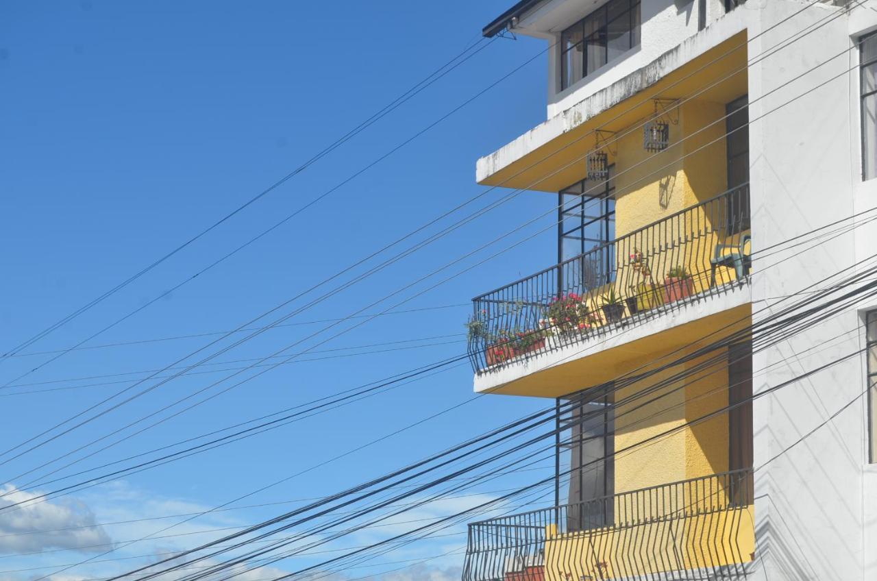 The Quito Guest House With Yellow Balconies For Travellers Esterno foto
