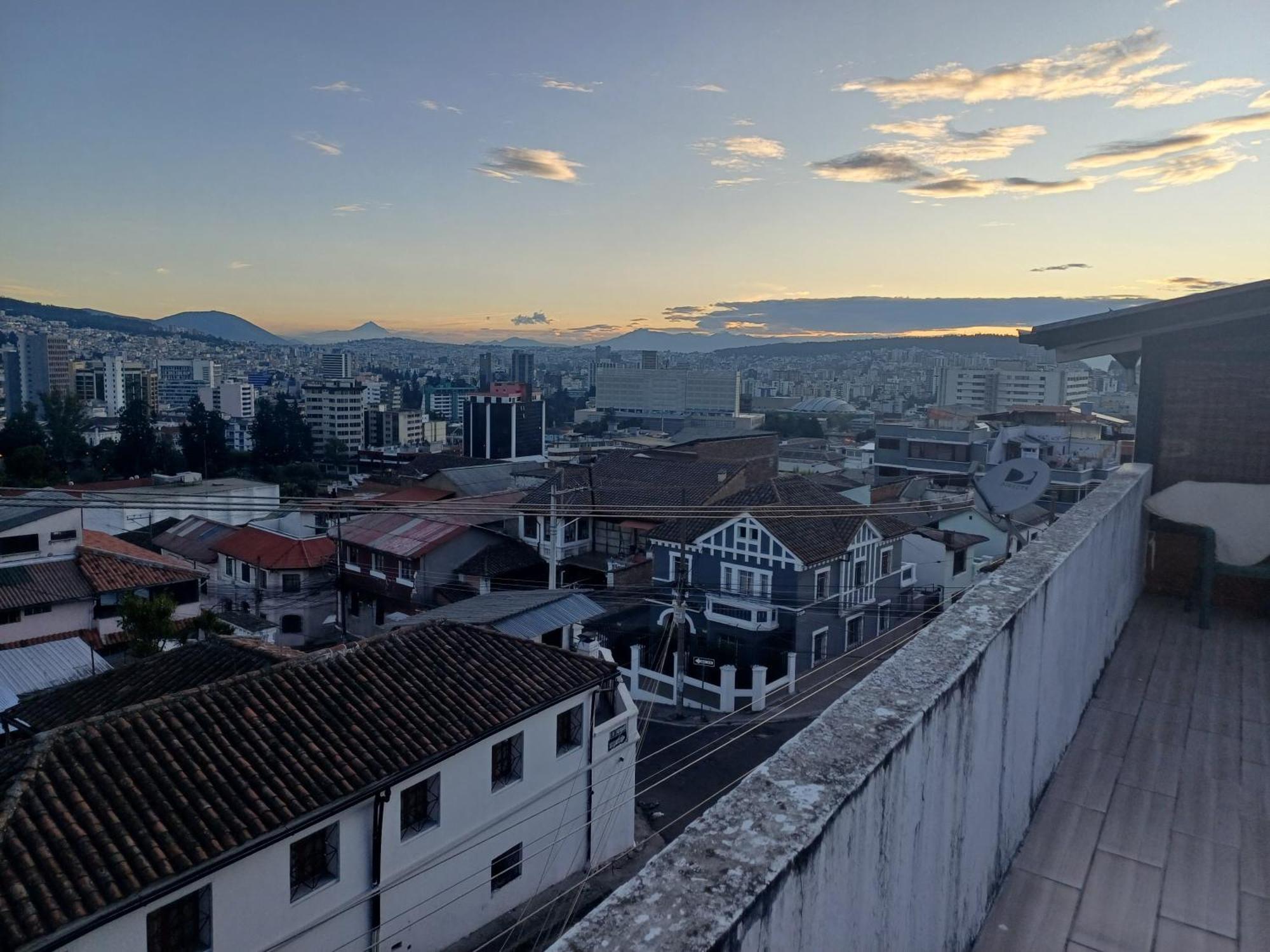 The Quito Guest House With Yellow Balconies For Travellers Esterno foto