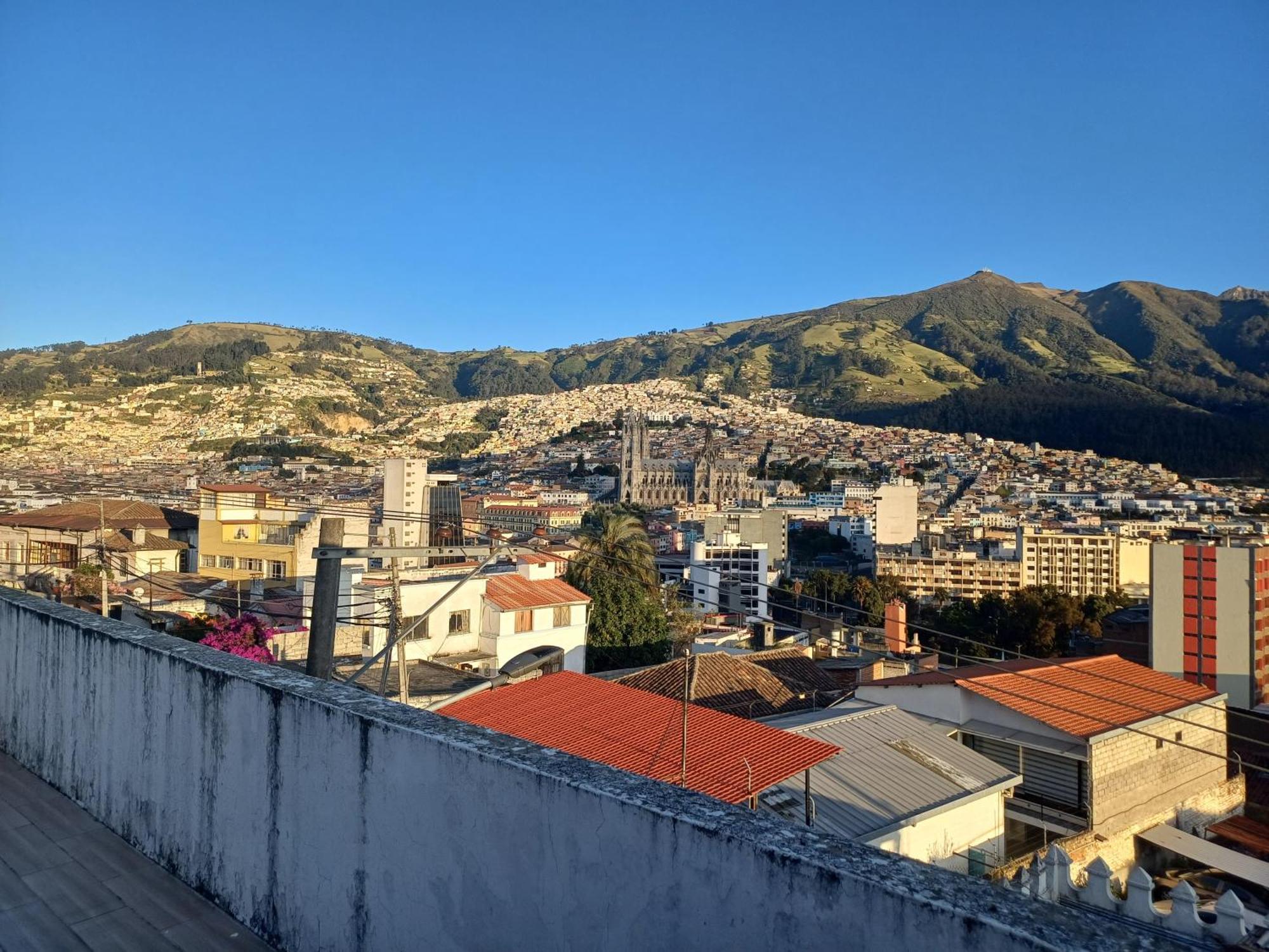 The Quito Guest House With Yellow Balconies For Travellers Esterno foto