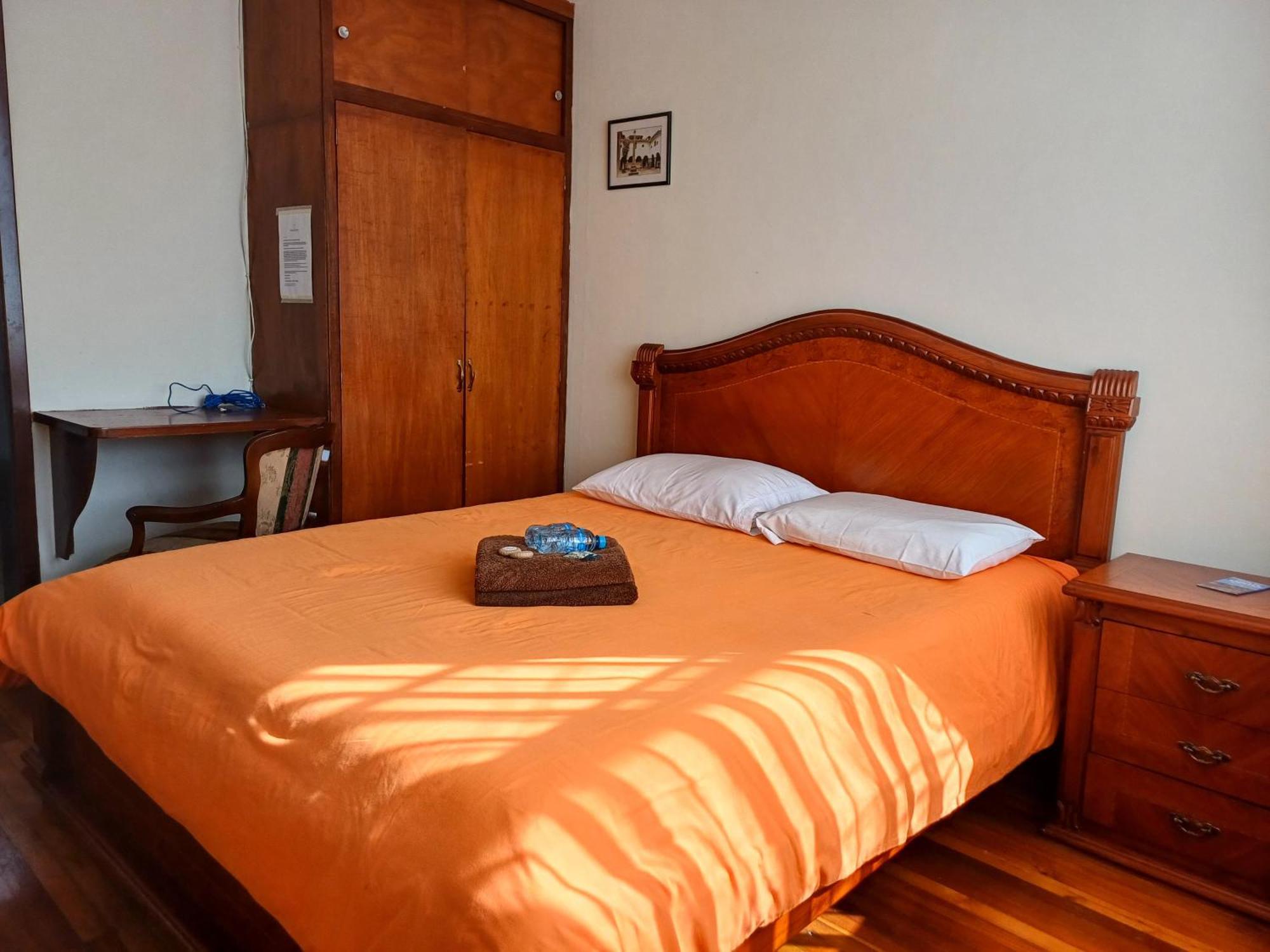 The Quito Guest House With Yellow Balconies For Travellers Esterno foto