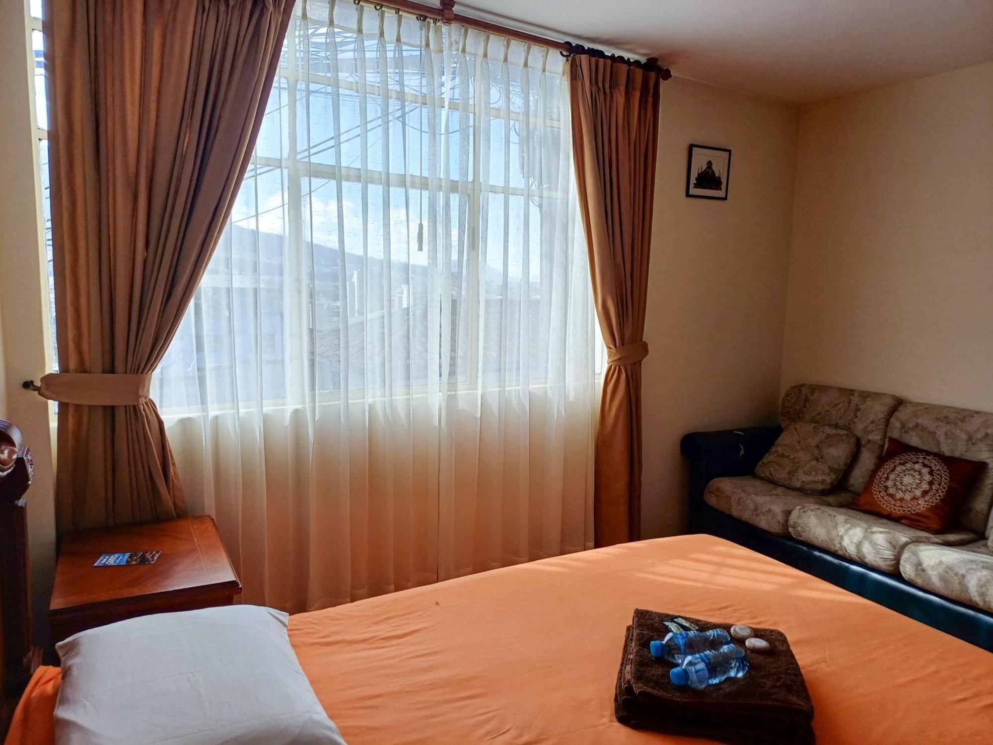 The Quito Guest House With Yellow Balconies For Travellers Esterno foto