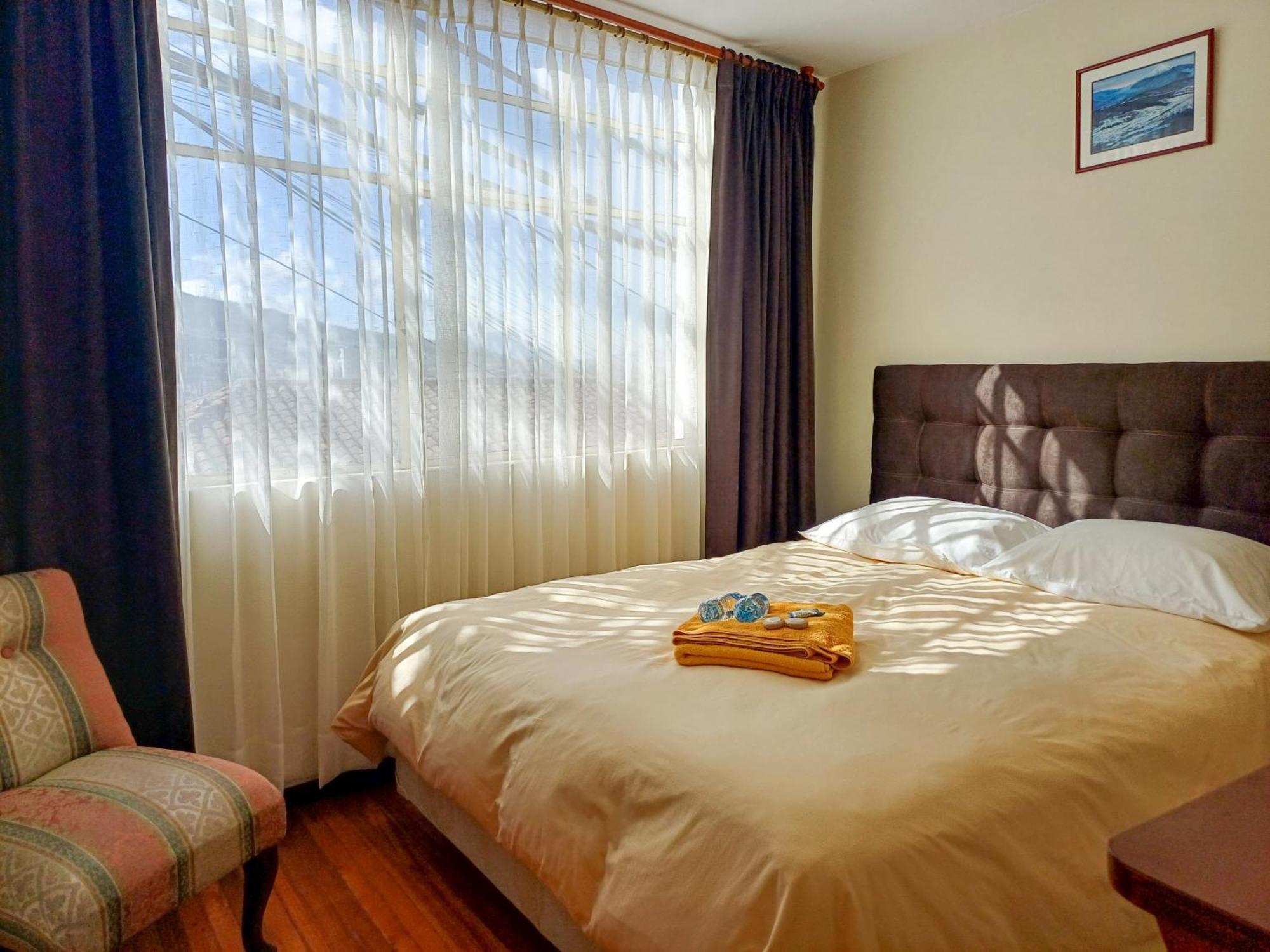 The Quito Guest House With Yellow Balconies For Travellers Esterno foto