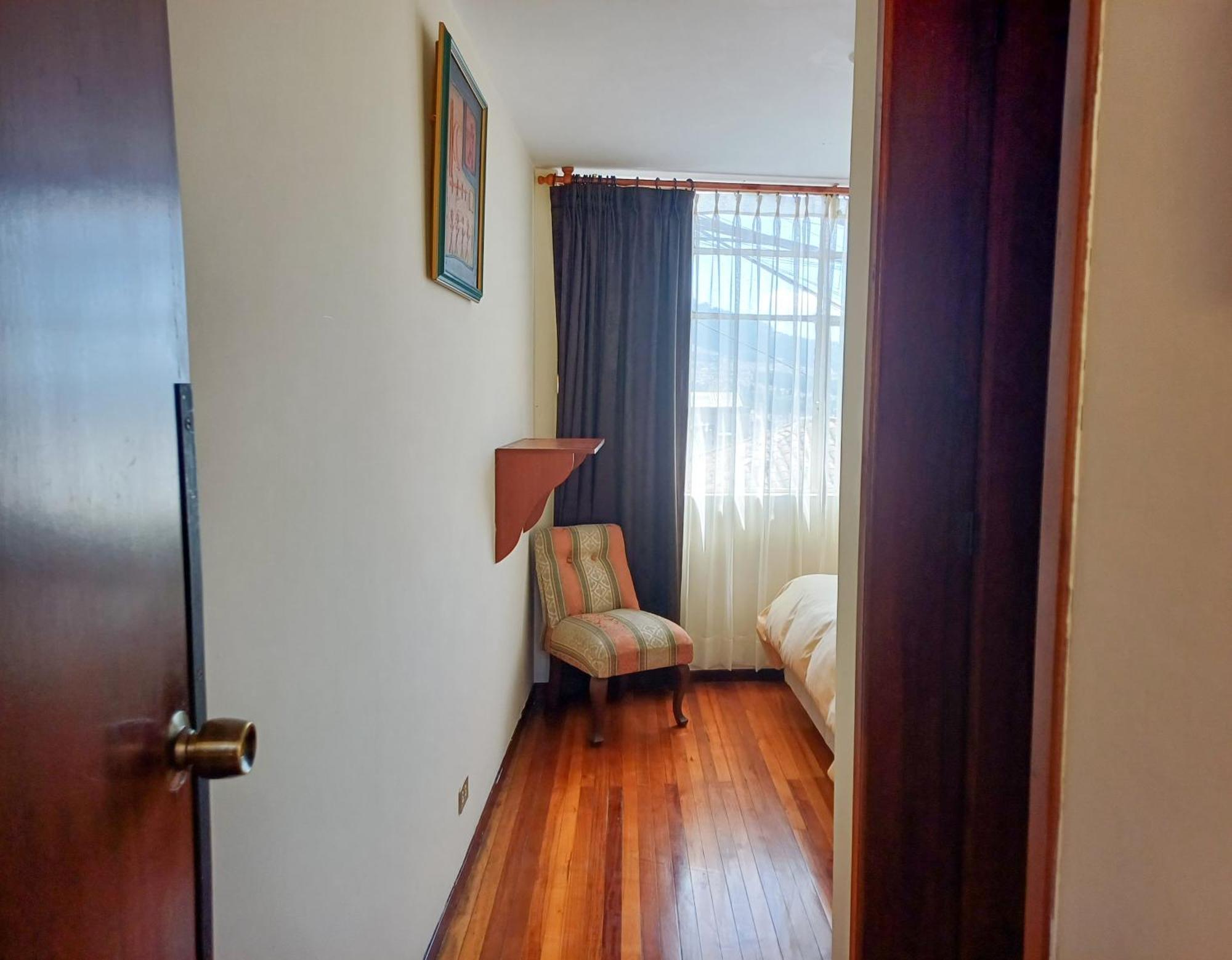 The Quito Guest House With Yellow Balconies For Travellers Esterno foto