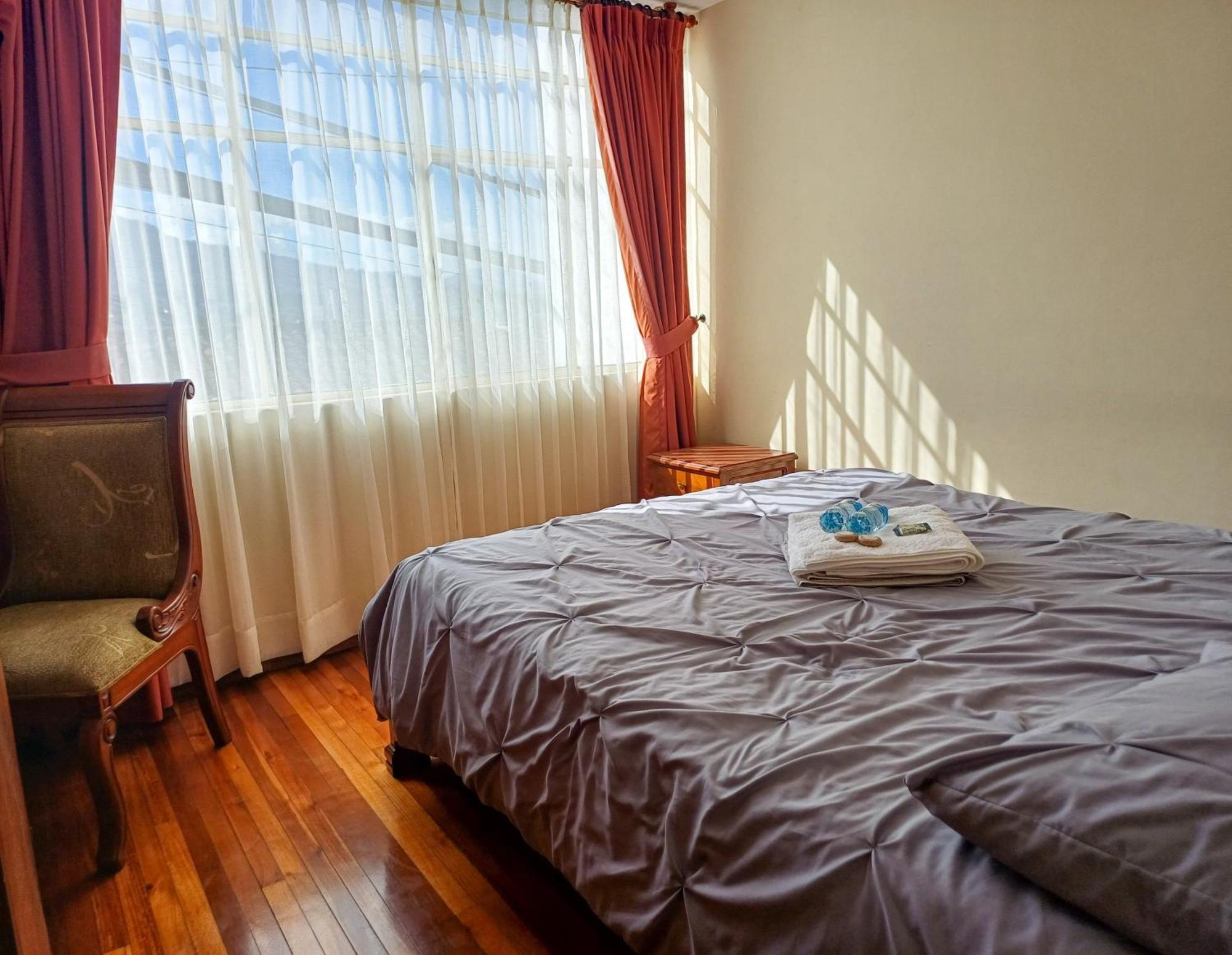 The Quito Guest House With Yellow Balconies For Travellers Esterno foto