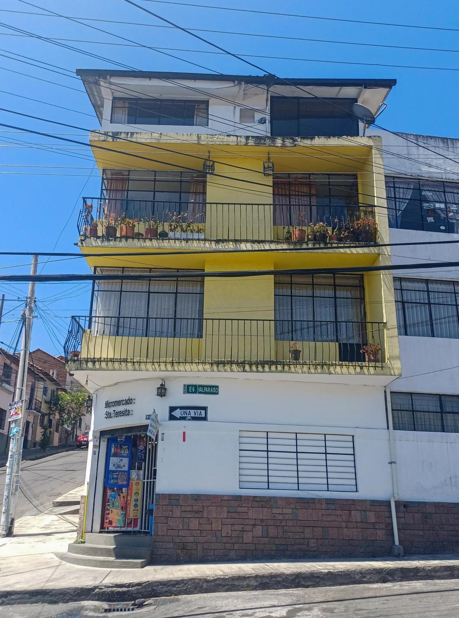 The Quito Guest House With Yellow Balconies For Travellers Esterno foto