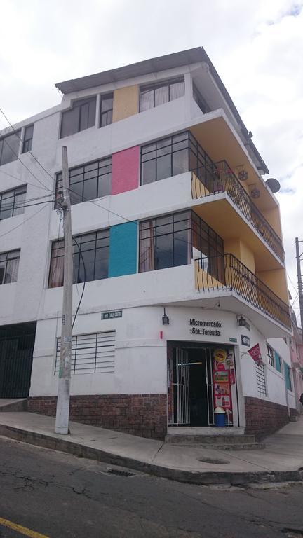 The Quito Guest House With Yellow Balconies For Travellers Esterno foto