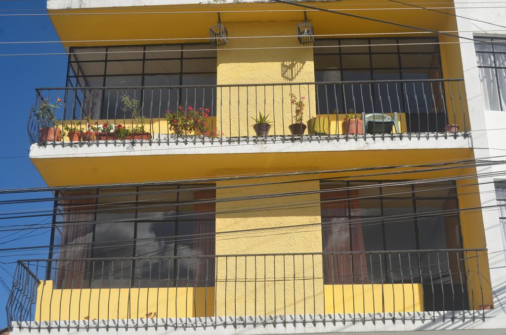 The Quito Guest House With Yellow Balconies For Travellers Esterno foto