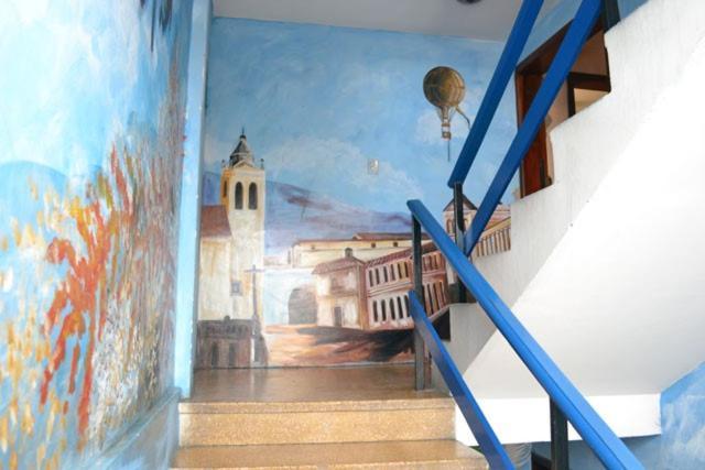 The Quito Guest House With Yellow Balconies For Travellers Esterno foto